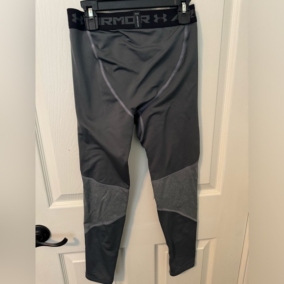 Youth UNDER ARMOUR Gray, Lined Cold Gear Long Sleeve Pants. **** - Picture 2 of 2